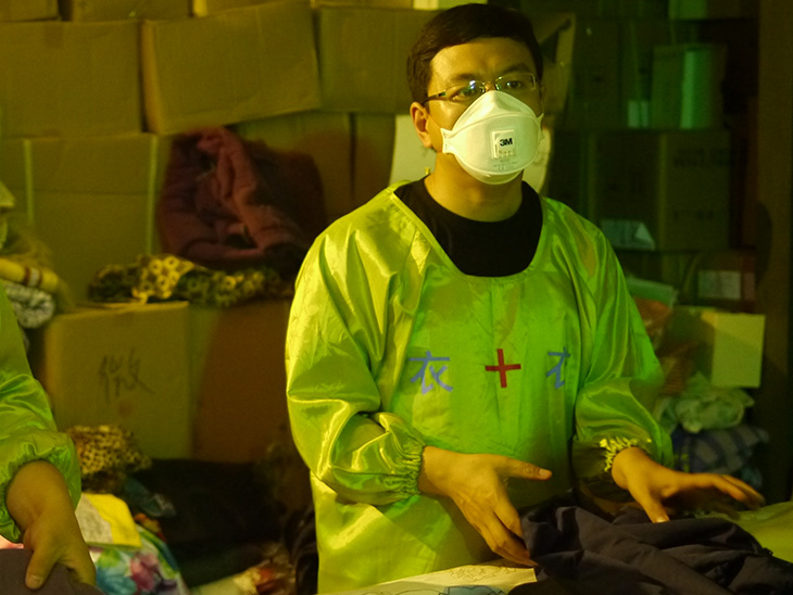 龙泉寺分拣衣物 1